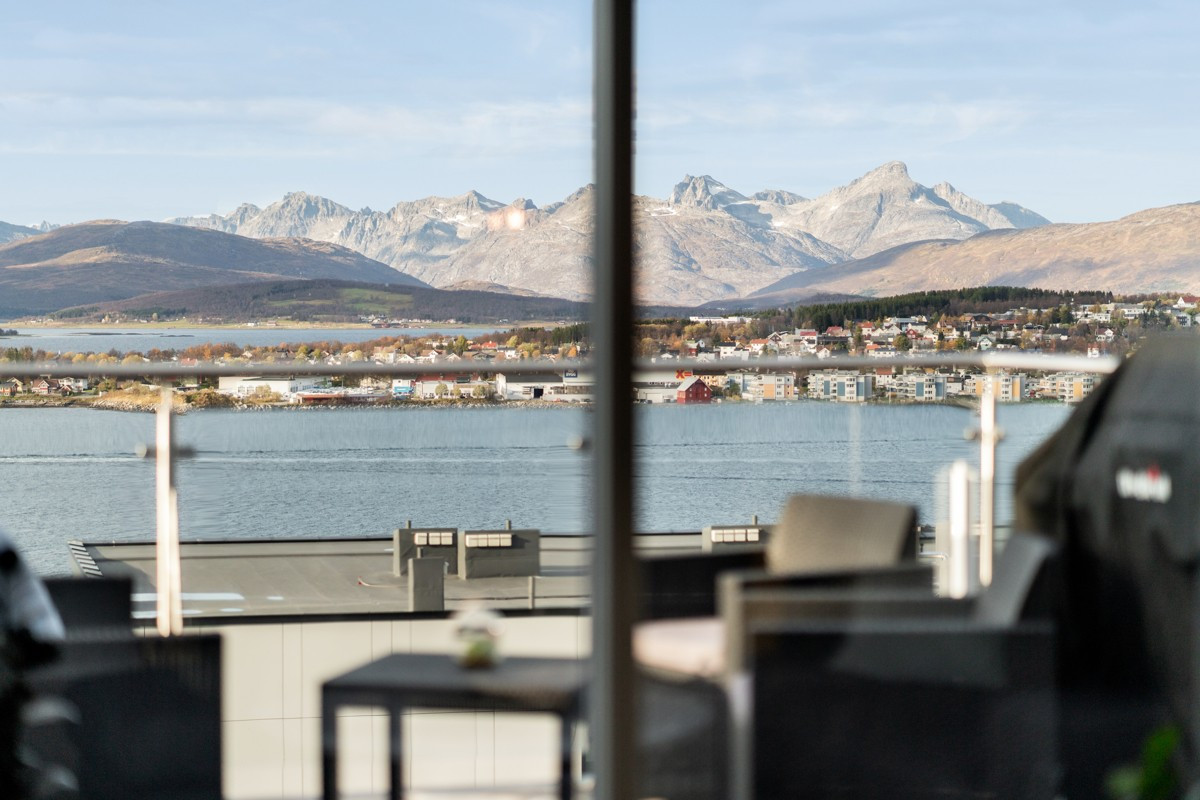 En uforglemmelig utsikt over de majestetiske fjellene på Kvaløya!