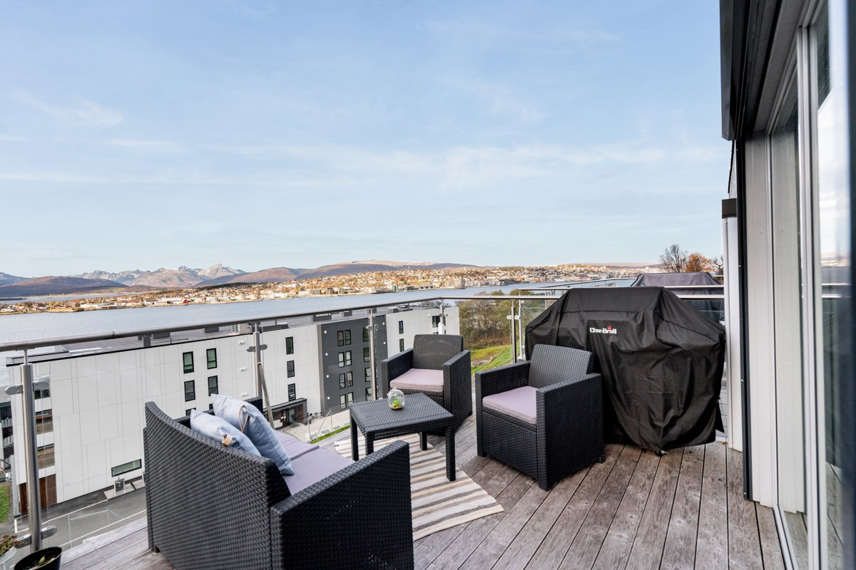 Terrasse med flott utsikt mot fastlandet