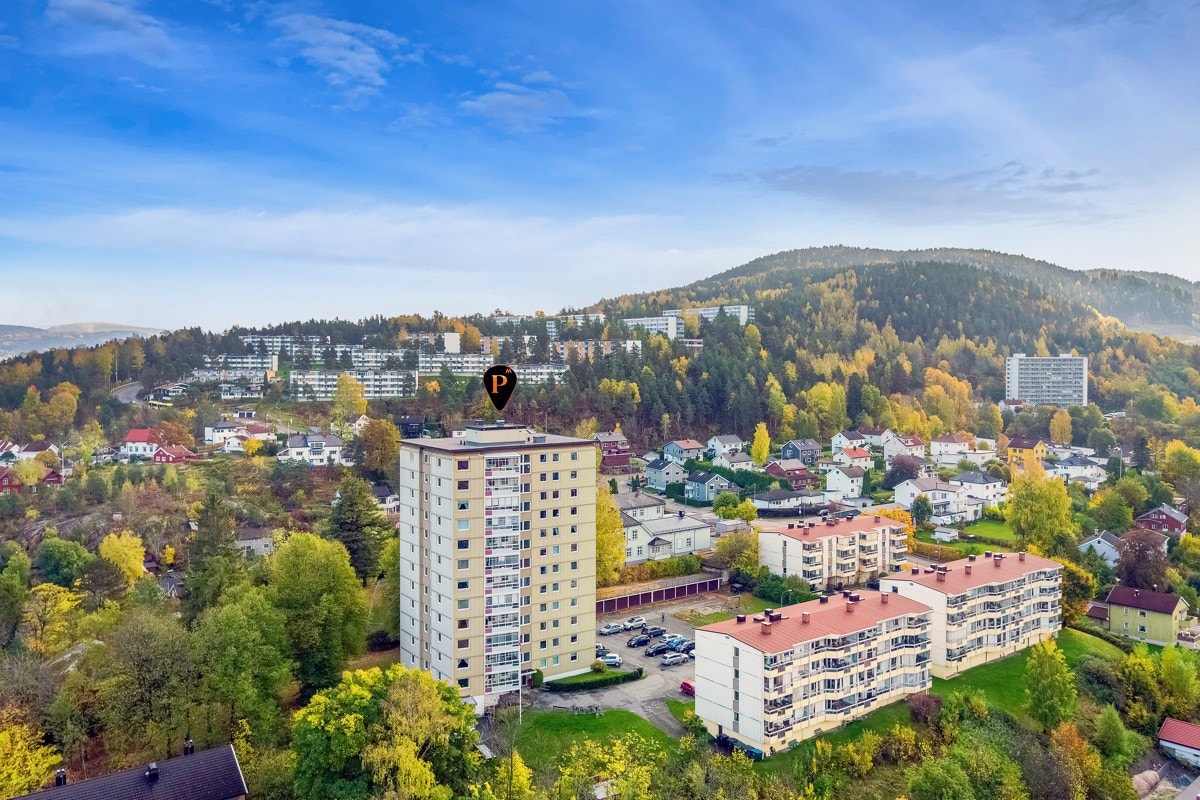 Området ligger høyt i terrenget med utsikt mot Drammen og områdene rundt. Galleribilde
