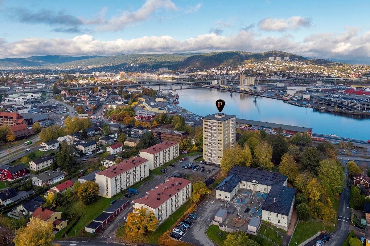 Eiendommen ligger i et solrikt og attraktivt boligområde på Rundtom i Drammen kommune. Galleribilde