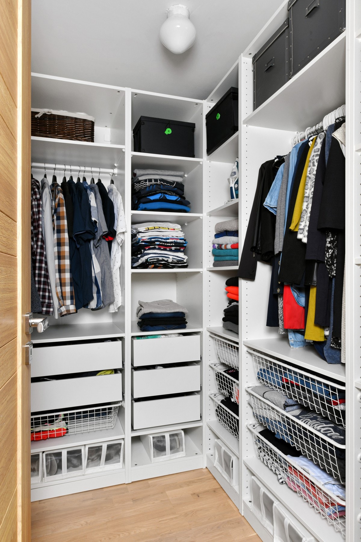 Fra hovedsoverommet er det direkte adkomst til walk-in closet med smart, åpen garderobeinnredning fra 2015. Galleribilde