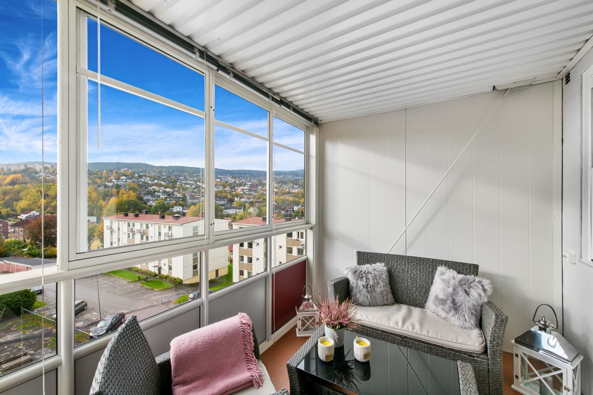 Balkongen har flislagt gulv, delvis tett rekkverk med stedvis glass, tette levegger, samt god plass for utemøblement. Galleribilde