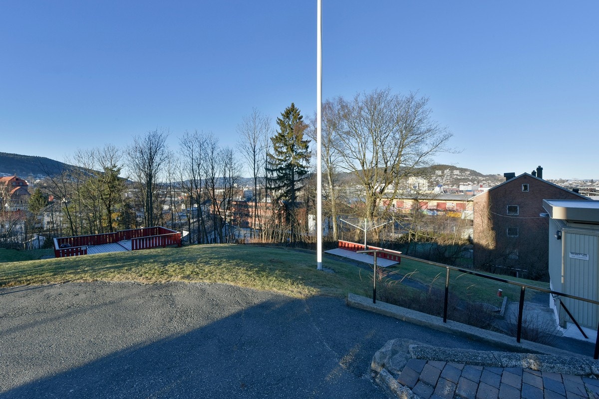 Området ligger høyt i terrenget med utsikt mot Drammen og områdene rundt. Galleribilde