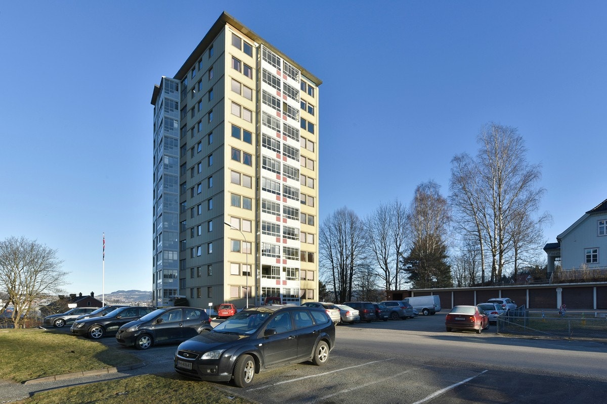 Eiendommen ligger i et solrikt og attraktivt boligområde på Rundtom i Drammen kommune. Galleribilde