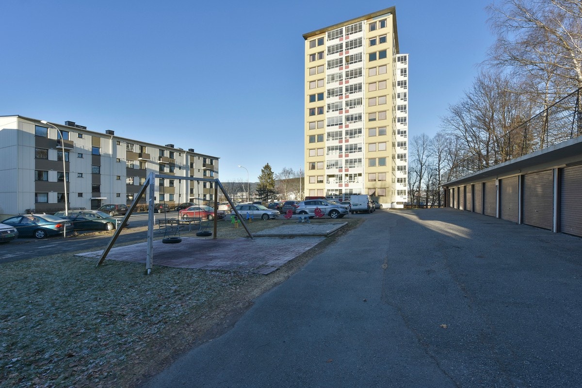 Fra eiendommen er det kort vei til skoler i alle trinn, barnehager, offentlig kommunikasjon og sentrum med et rikt utvalg av fasiliteter og servicetilbud. Galleribilde
