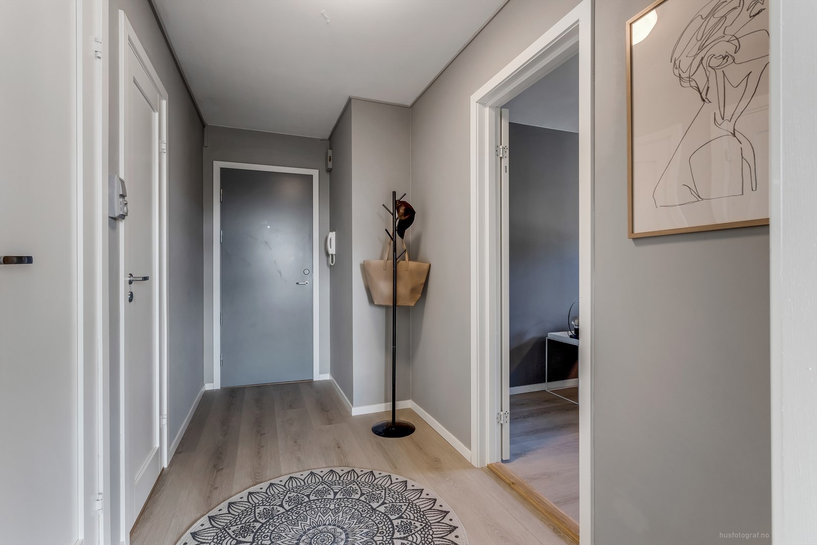 Gang med soverom til høyre og bod til venstre Galleribilde
