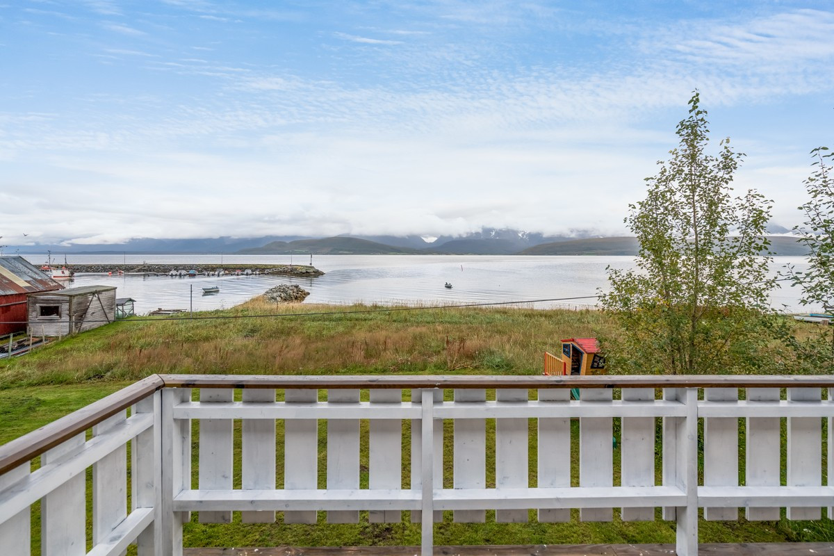 Fra veranda er det upåklagelig utsikt mot fjord og fjell