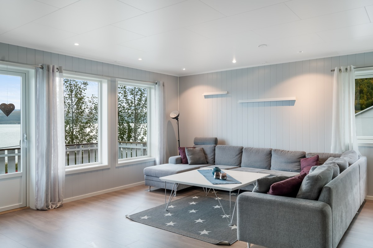 Stuen har store vindusflater som gir godt med naturlig lysinnslipp