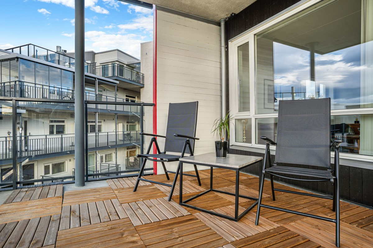 Det er plass til sittegruppe på verandaen- fantastisk på varme sommerdager når solen er på sitt beste