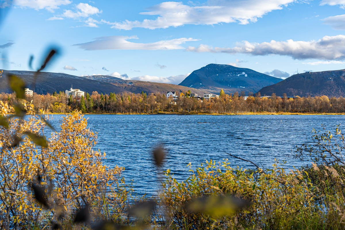 Utsikt over Prestvannet med Tromsdalstinden og Fjellheisen i bakgrunnen