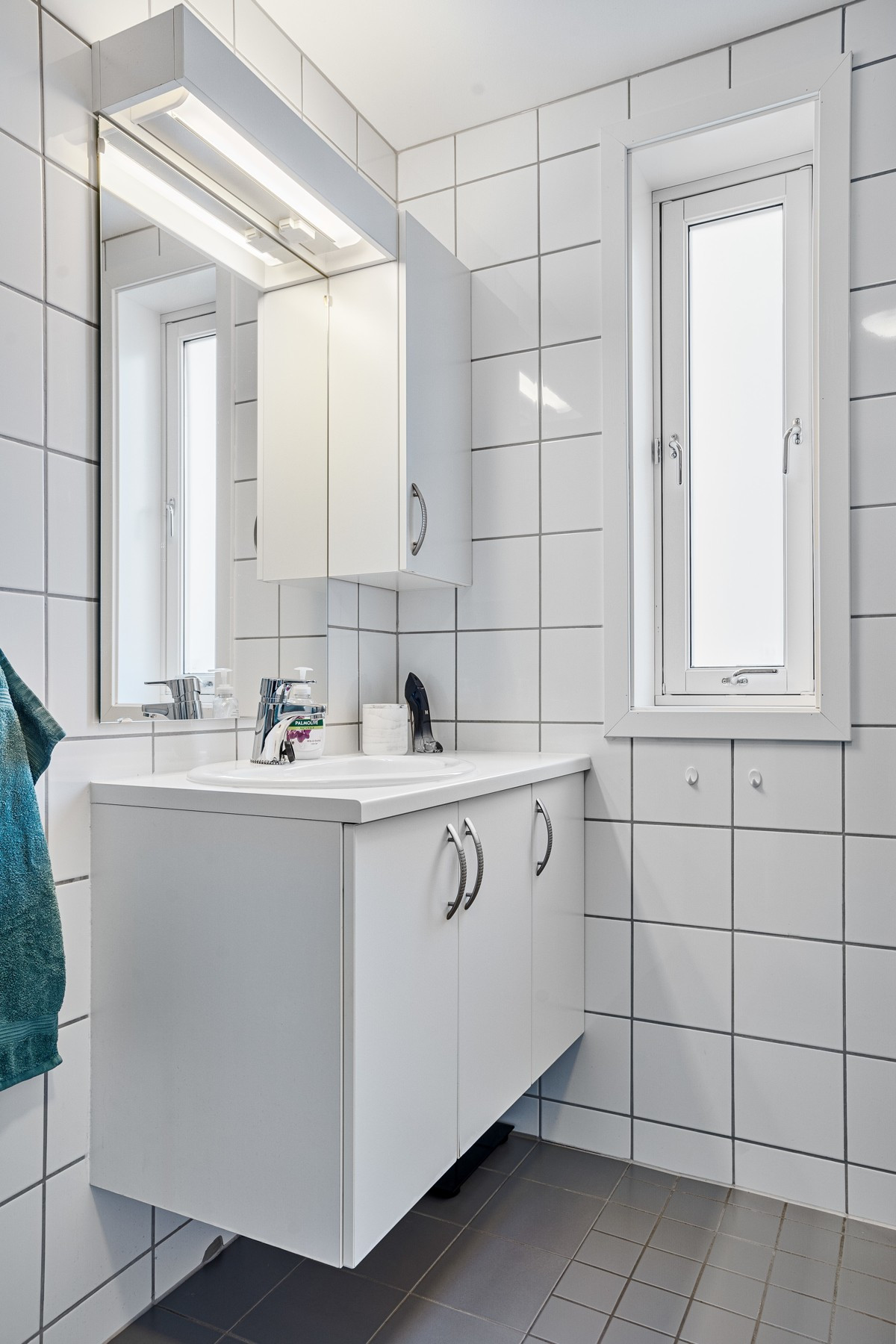 Badet er komplett flislagt med varme i gulv