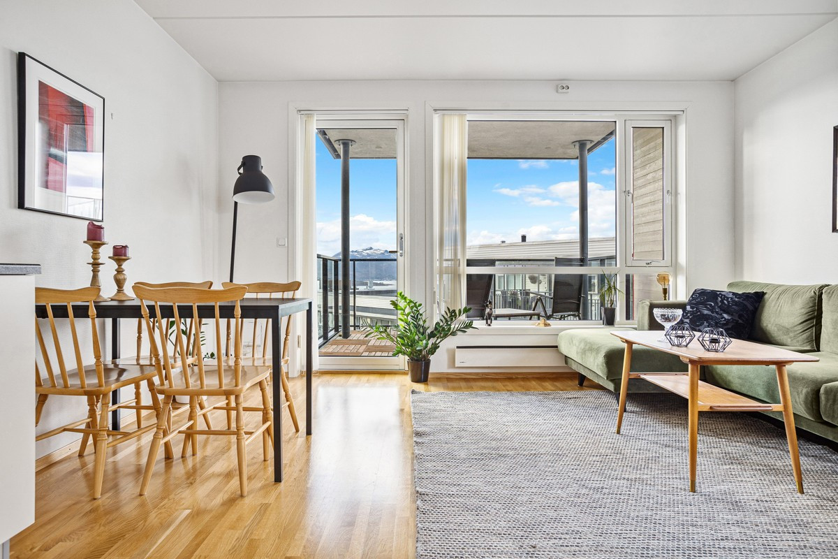 Spisebordet finner sin naturlige plass i det åpne rommet