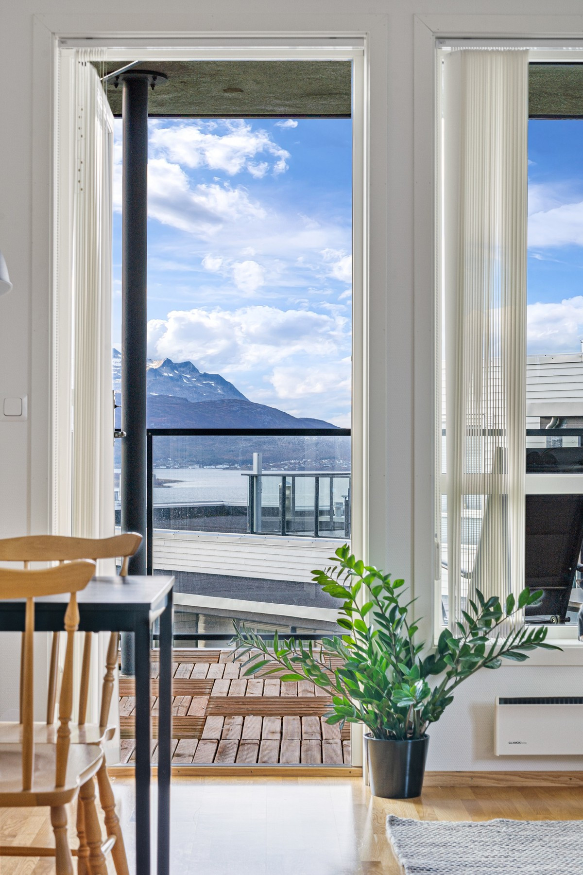 Utgang til vestvendt veranda på 12,5 kvm fra stuen- gode sol og utsiktsforhold!