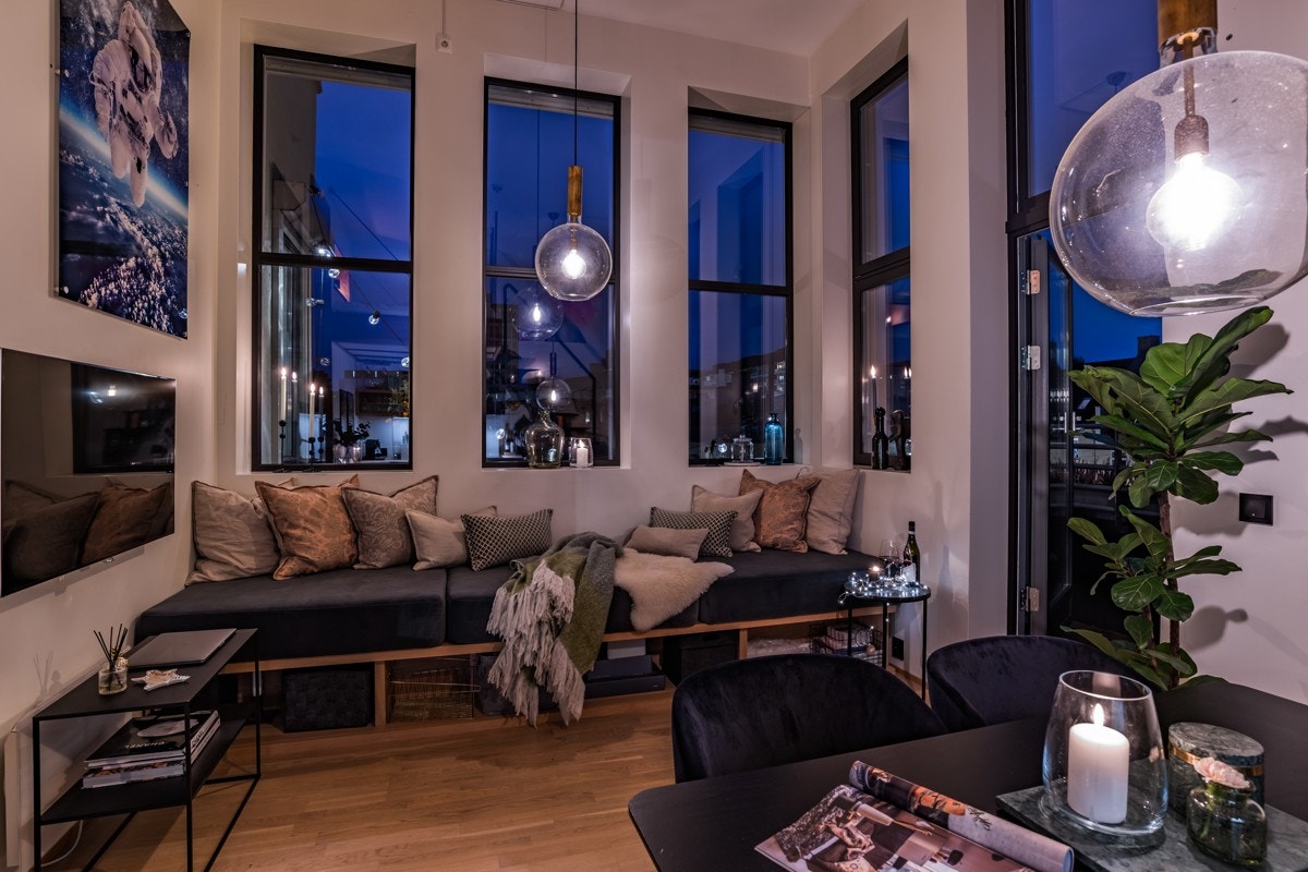 Boligen ligger i et fabrikkbygg som ble modernisert/omgjort i 2013, og leiligheten holder en svært god standard. Galleribilde