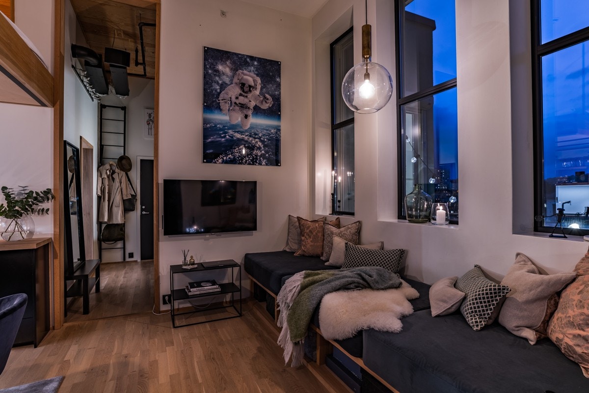 Plassbygd sofa i stue. Leiligheten har vært i flere interiørmagasiner. Galleribilde