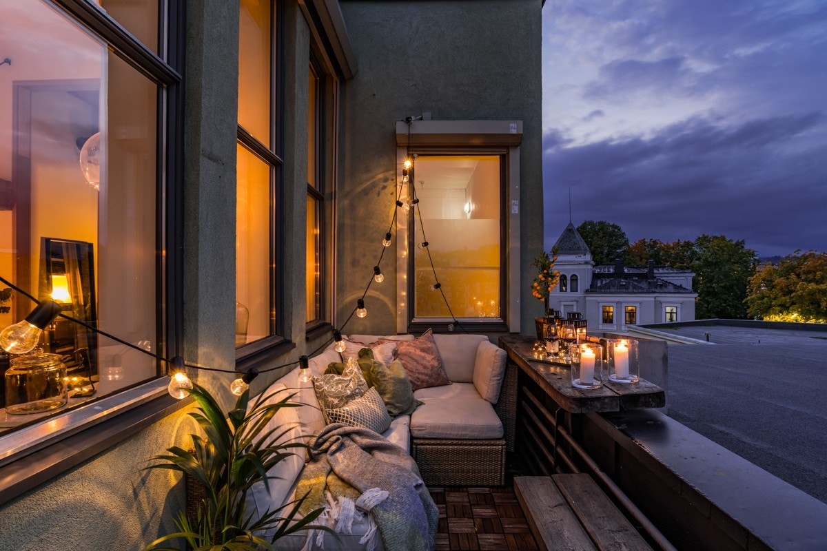 Leiligheten ligger høyt og fritt i 4. etasje (med heisadkomst), og har denne fantastiske private takterrassen. Galleribilde