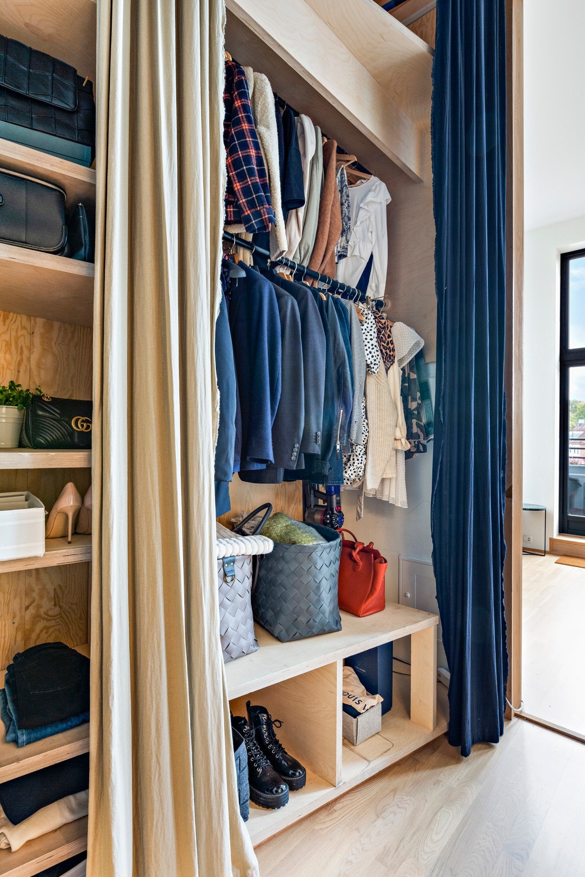 Spesialbygd garderobeløsning med rikelig oppbevaringsplass. Galleribilde