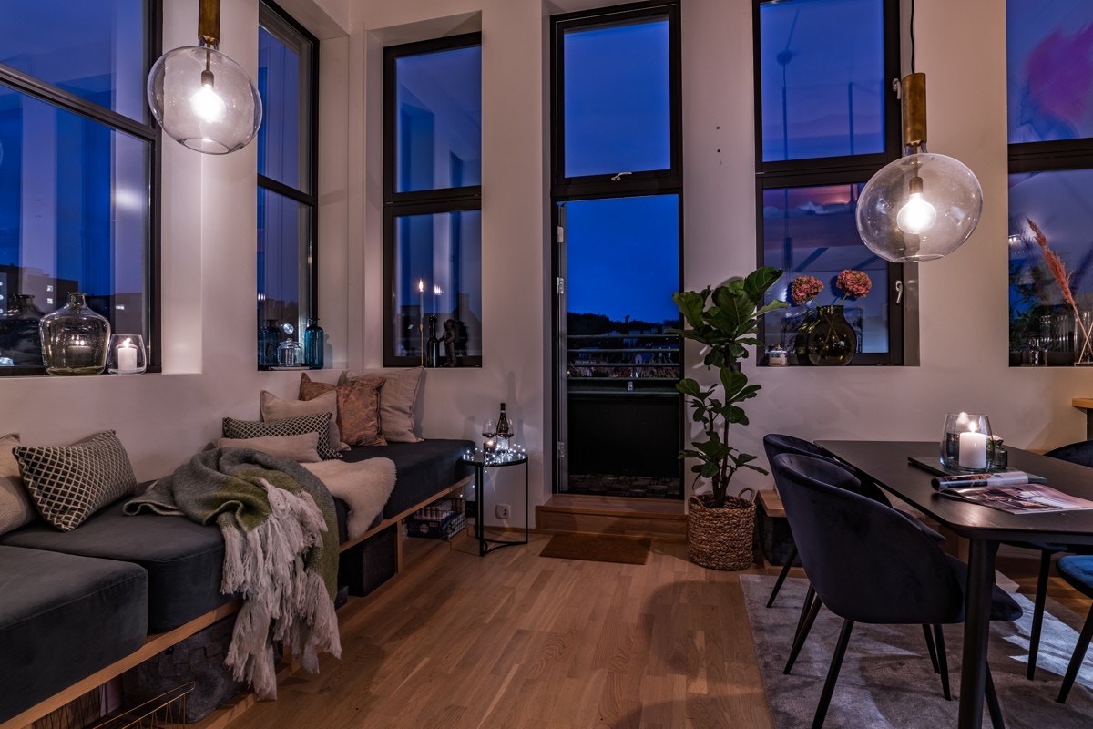 Vindusflatene gir et stemningsfullt lys på kveldstid. Galleribilde