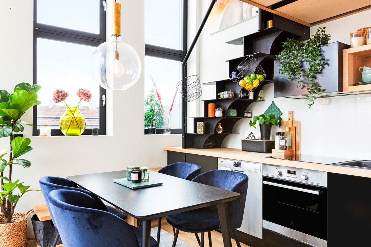 Fin sone for spisebord. Deter gode løsninger for oppbevaring under trappen. Galleribilde