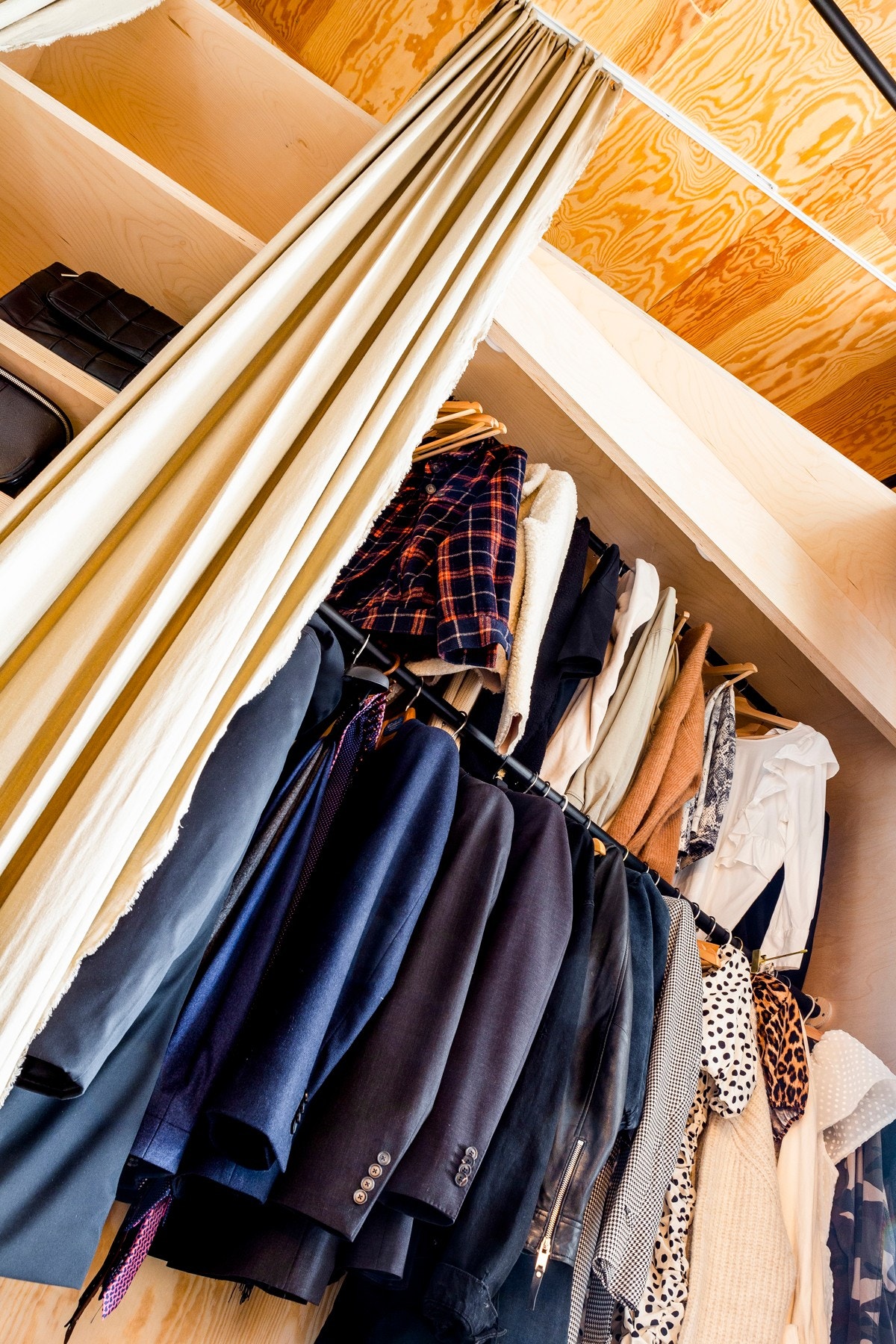 Hyller og kleshengerstativ i innredningen. Galleribilde