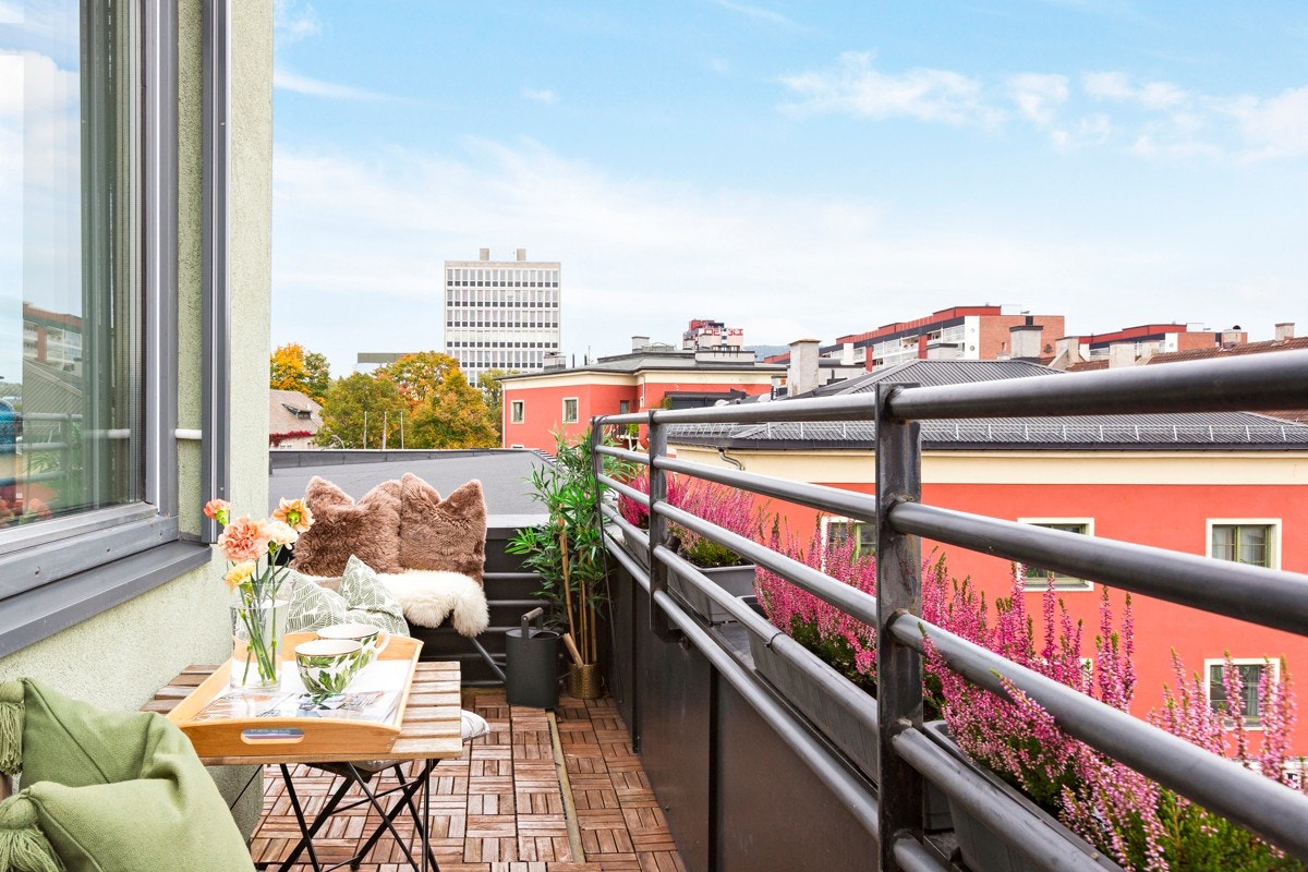 Treheller på terrassedekket, samt montert stikkontakter og utvendig solskjerming langs den ene veggen. Galleribilde