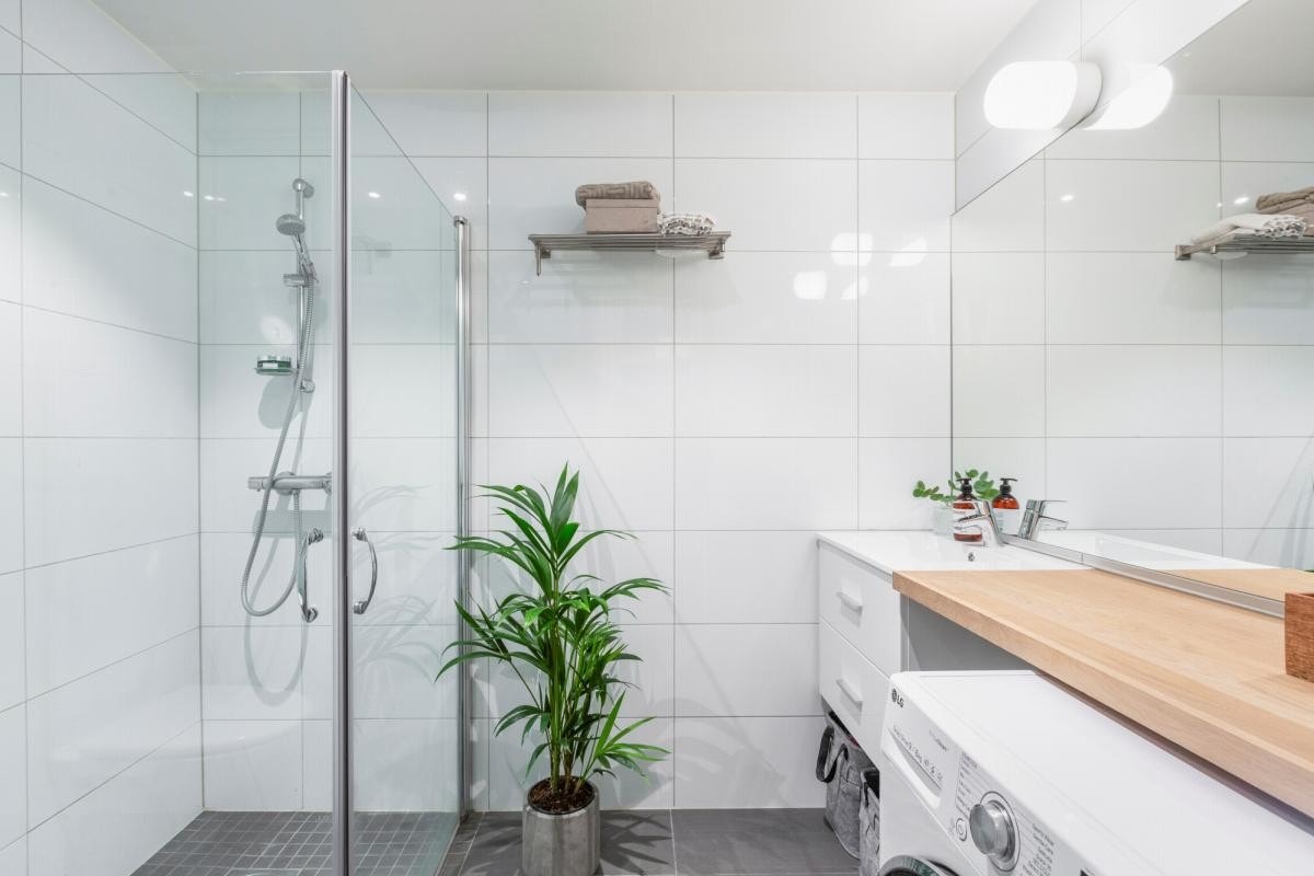 Lekkert, flislagt bad med romslig størrelse, varme i gulv og downlights i himling. Det foreligger våtromsbevis på bad (se tilstandsrapport). Galleribilde