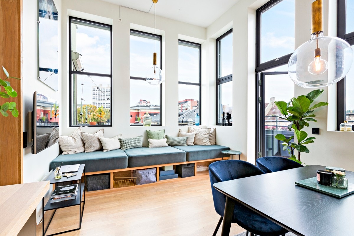 Generøs takhøyde (nesten 4 meter), samt store vindusflater fra flere sider som gir gode innvendige lysforhold og en luftig atmosfære. Galleribilde