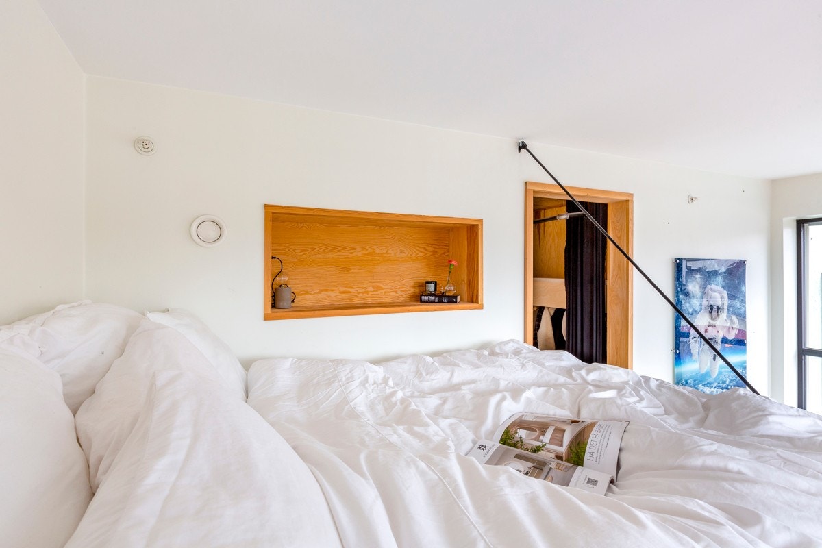 Meget praktisk sovehems med god plass til dobbeltmadrass, samt god høyde fra hems til tak. Galleribilde