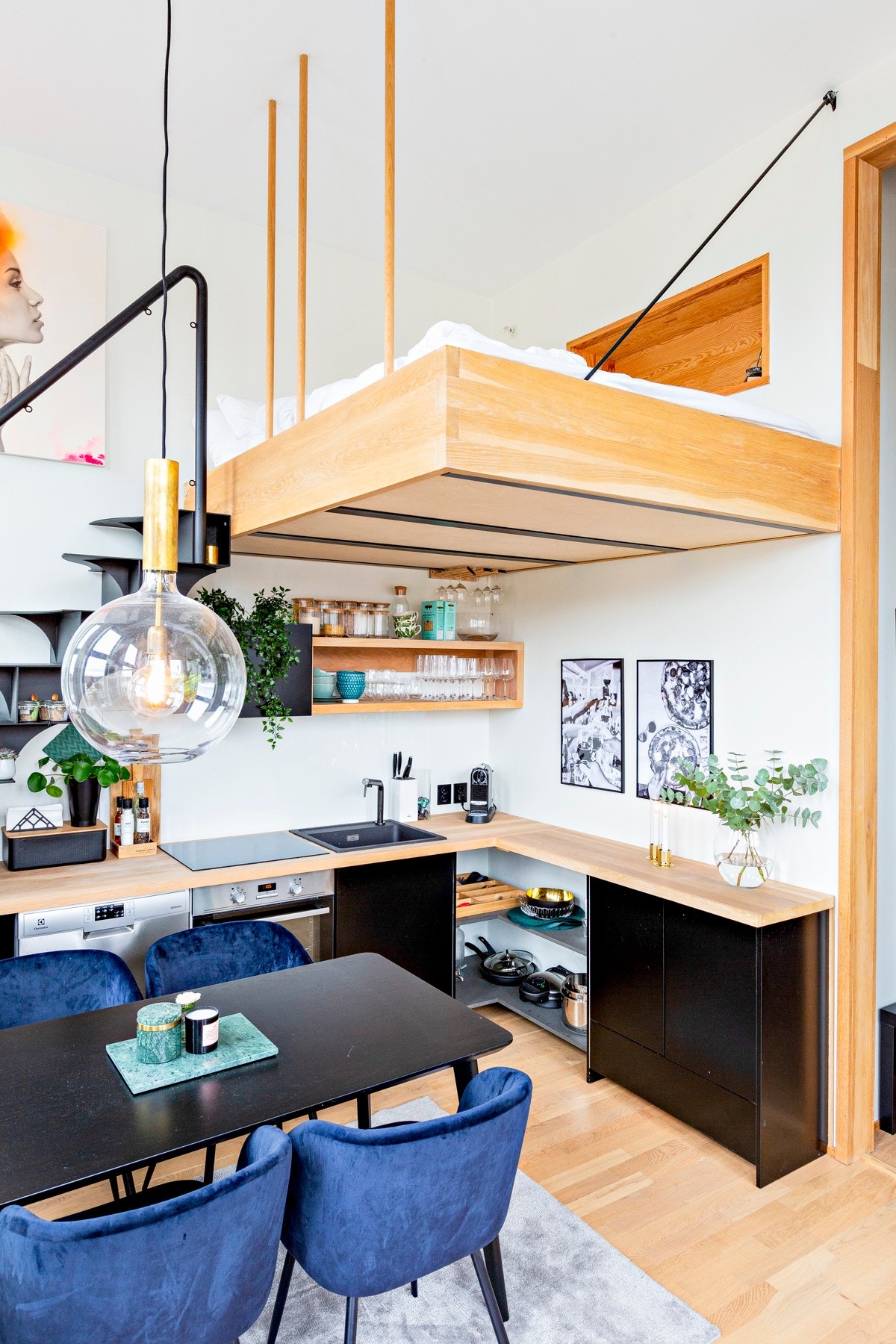 Lysmalte overflater, parkett på gulv og flotte, spesialtilpassede detaljer. Hemsen er bygget i heltre eik. Galleribilde