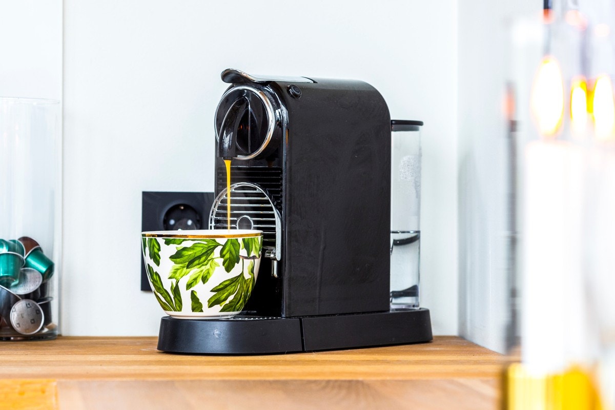 Kjøkkenet er utstyrt med integrert induksjonstopp, ventilator, stekeovn, oppvaskmaskin og kjøleskap. Galleribilde