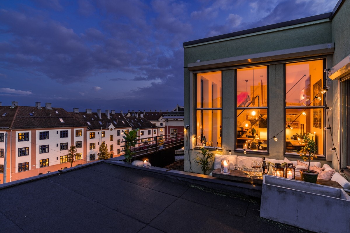 Takterrassen strekker seg rundt to begge sider av leiligheten og er på hele 15 kvm. Galleribilde