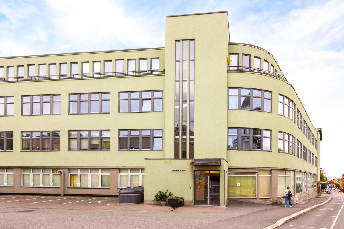 Garasjeanlegg i gården med mulighet for kjøp/leie ved ledighet, samt beboerparkering i området. Galleribilde