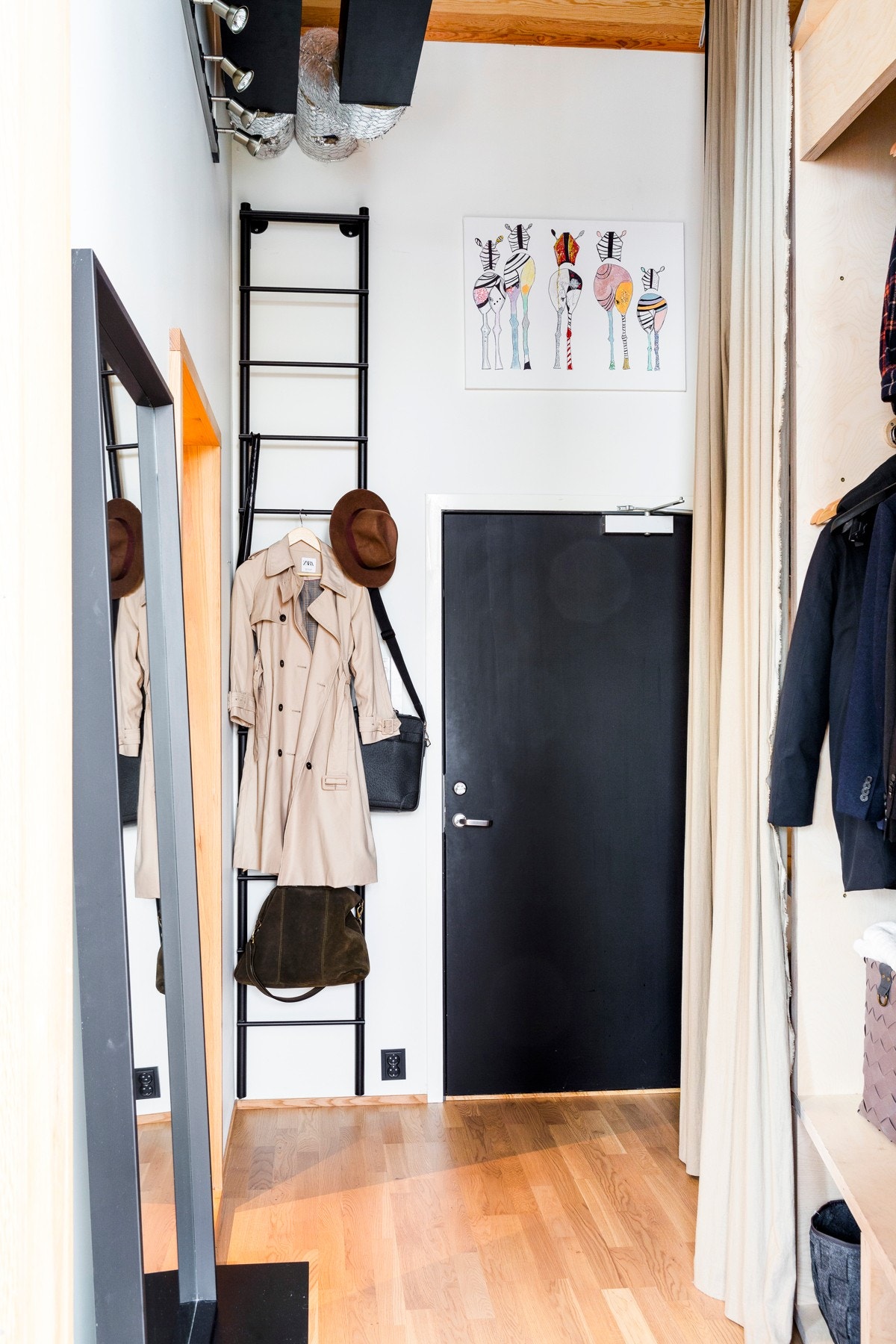 Entréen gir et velfortjent godt førsteinntrykk av boligen! Stigen i stål gir enkel tilgang til det du trenger i høyden i garderoben. Galleribilde