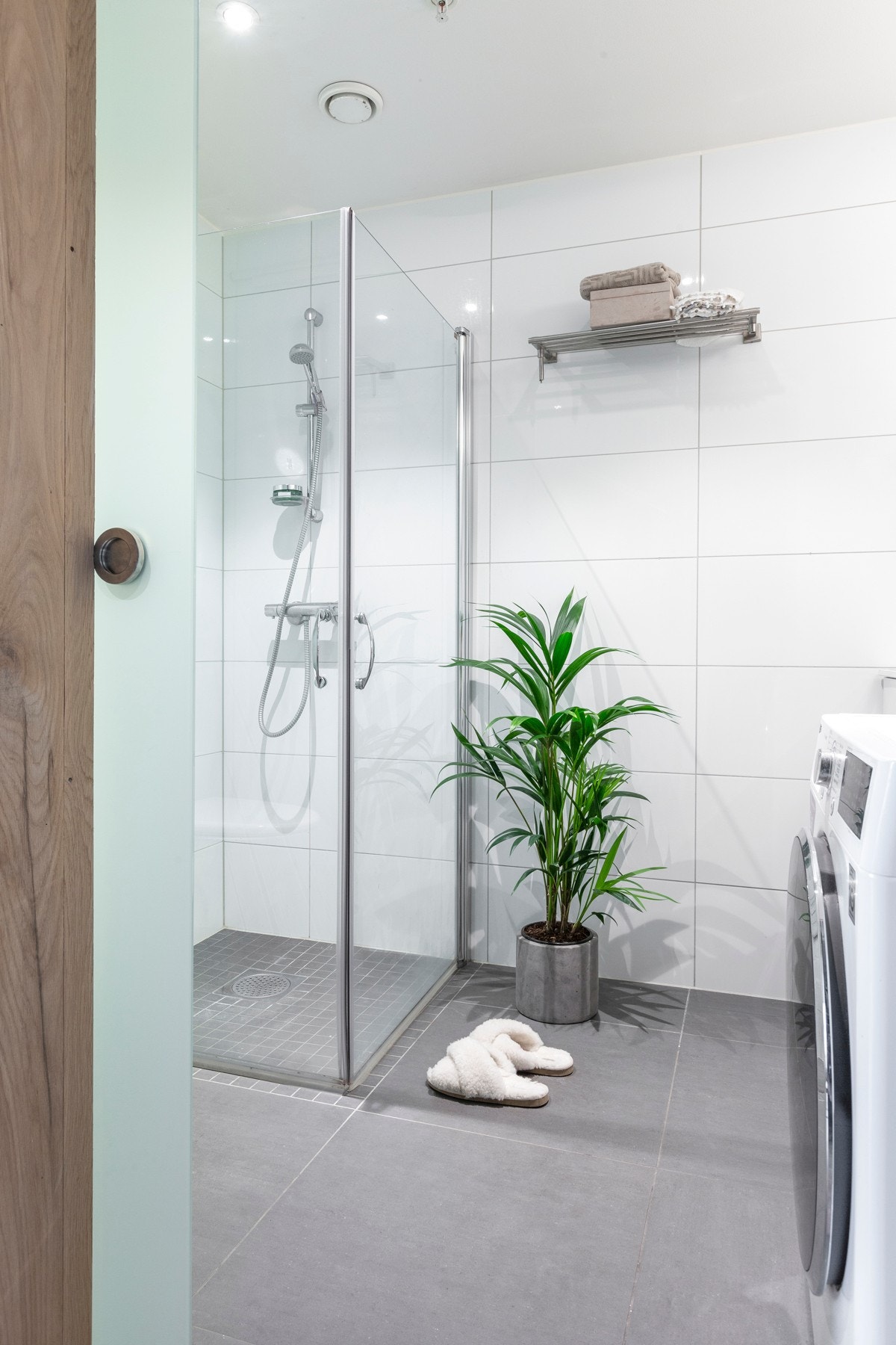 Opplegg for vaskemaskin under benkeplate på bad. Galleribilde