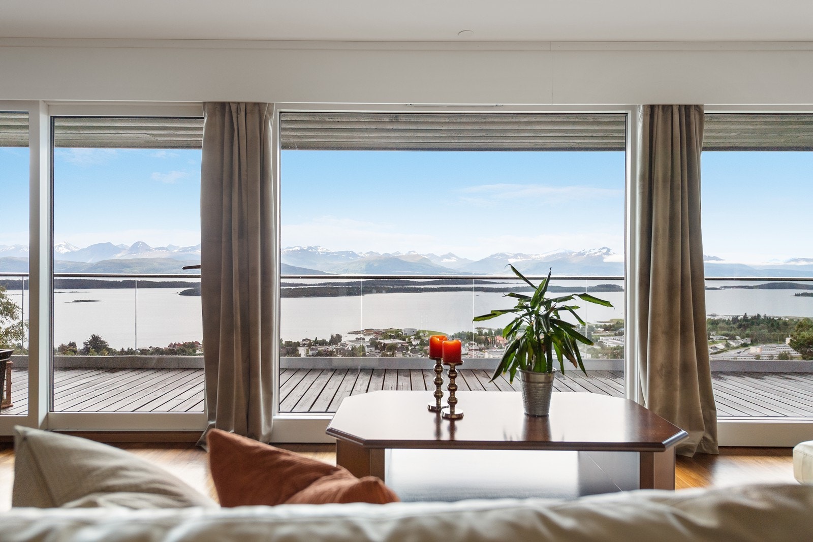 Utsikten fra de takhøye vinduene i 1. etasje er ekstraordinær! Galleribilde