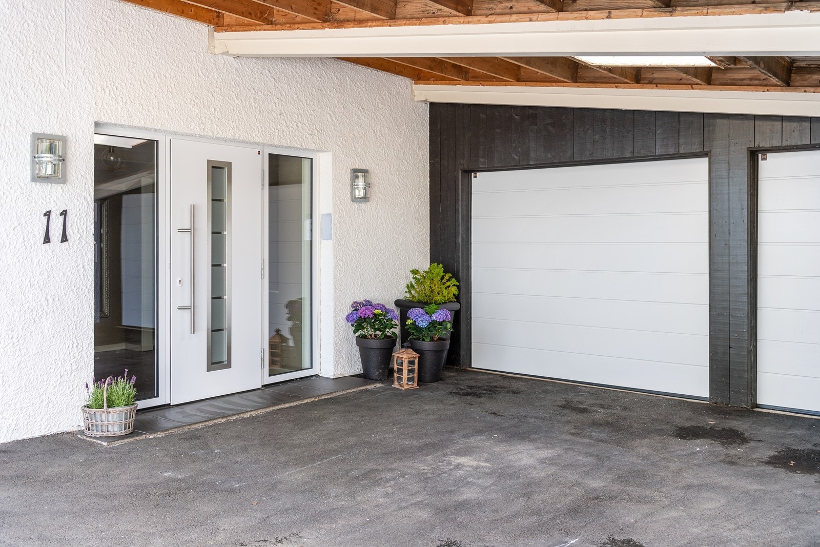 Inngangspartiet er overbygget og brukes i dag som carport Galleribilde