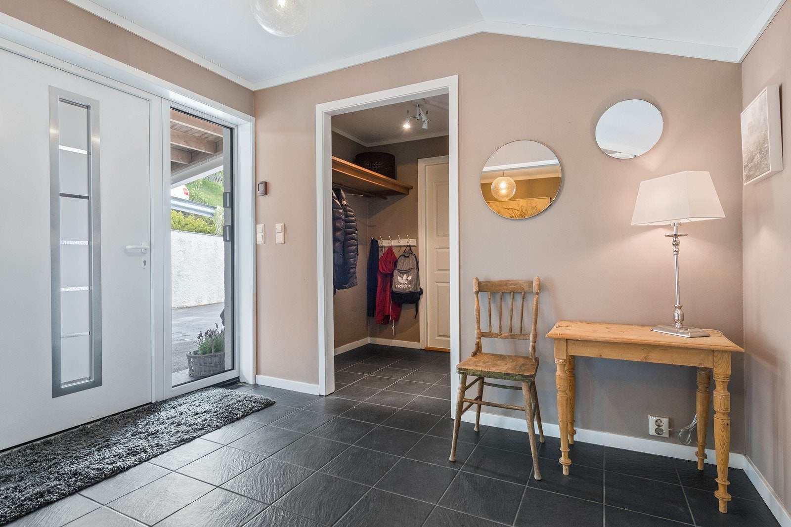 Åpen og romslig entre. Galleribilde