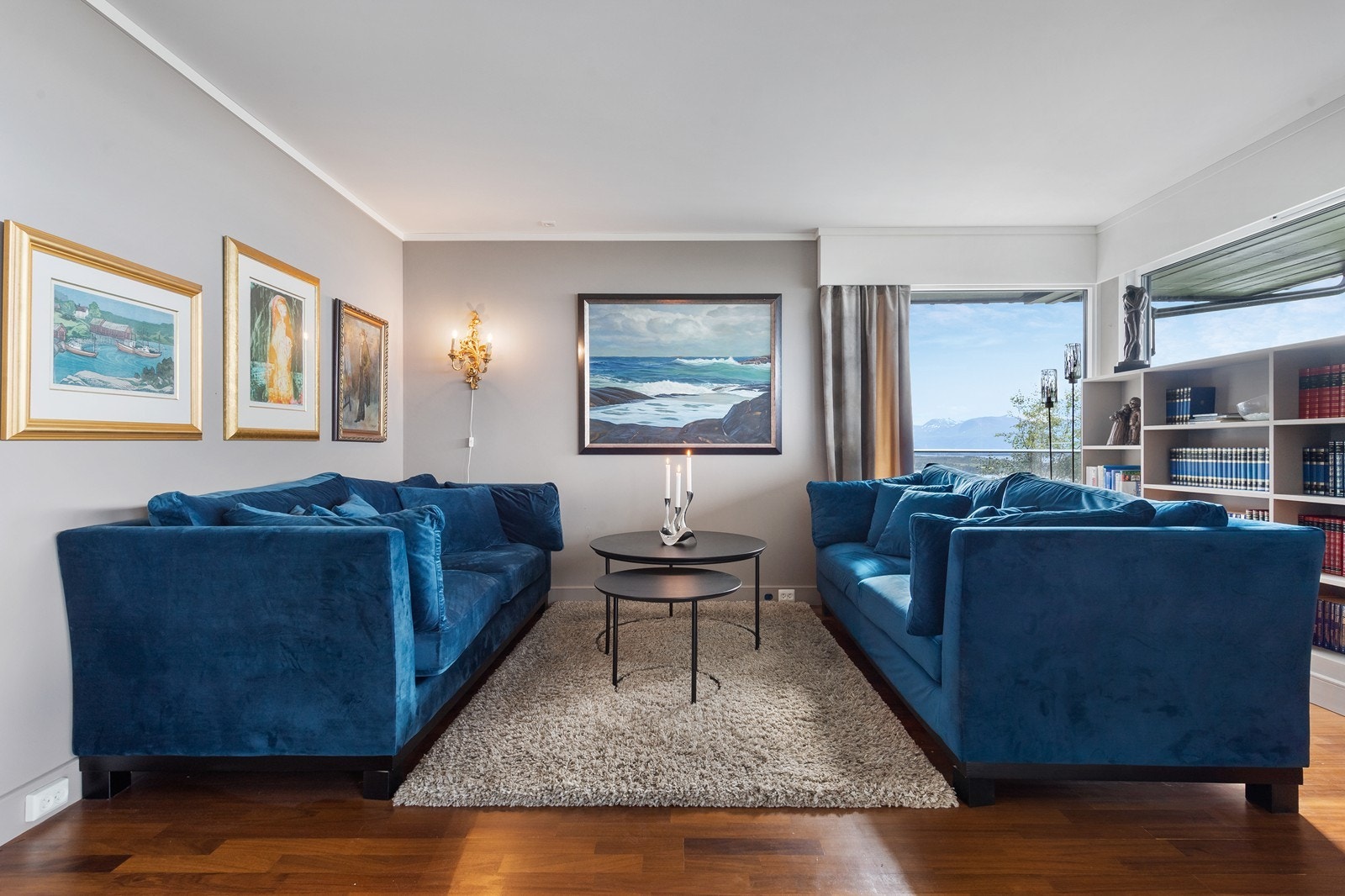 TV-stue/bibliotek mot øst i 1. etasje Galleribilde