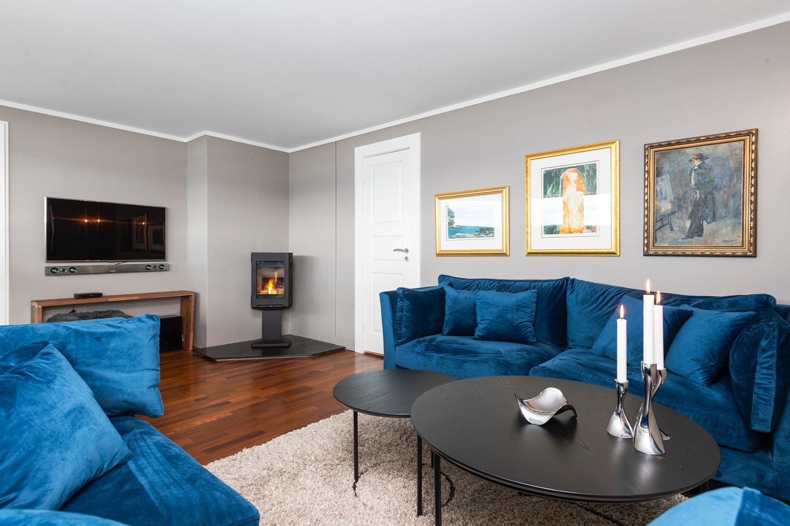 TV-stue/bibliotek mot øst i 1. etasje Galleribilde