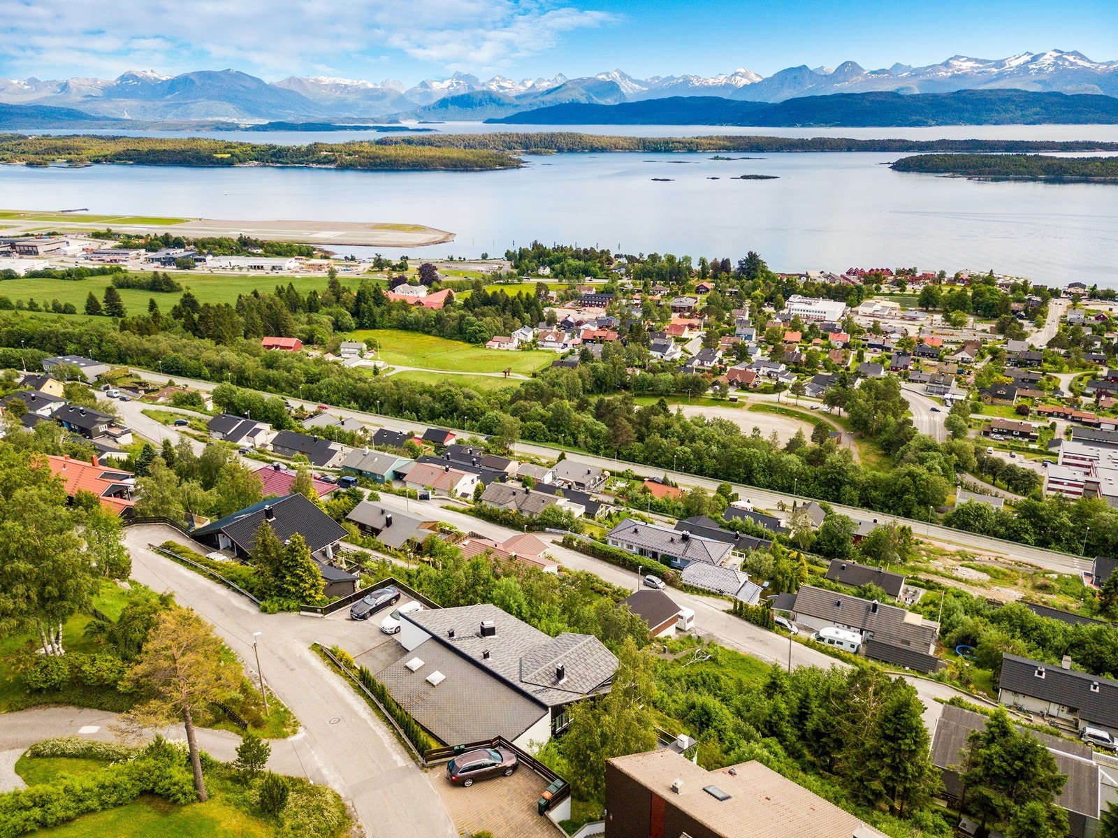 Eiendommen ligger fint til i etablert boligfelt på Fannebostad, ca 5 km øst for Molde sentrum. Galleribilde