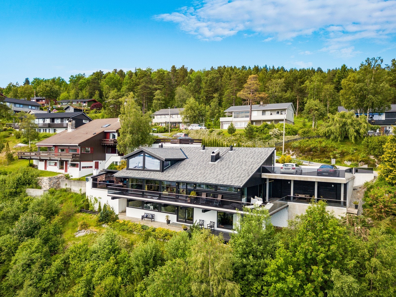 Velkommen til denne ekstraordinære eneboligen i Fannebakken 11! Galleribilde