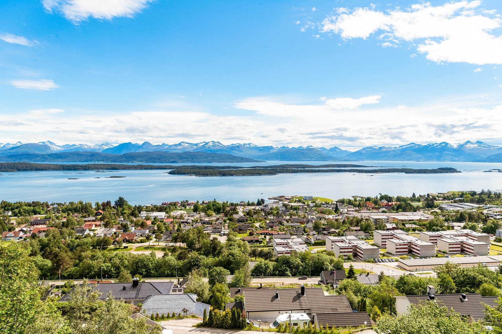Den slående panoramautsikten kan nytes fra nesten alle rom i boligen! Galleribilde