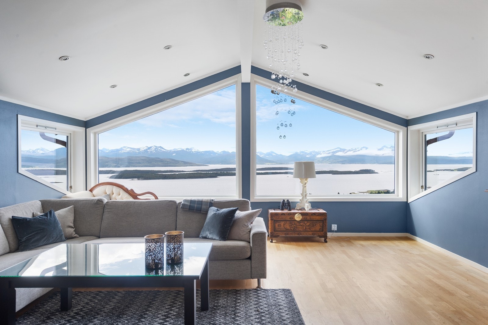 Vinduer i front og på sidevegger gir maksimal effekt av utsikten! Galleribilde