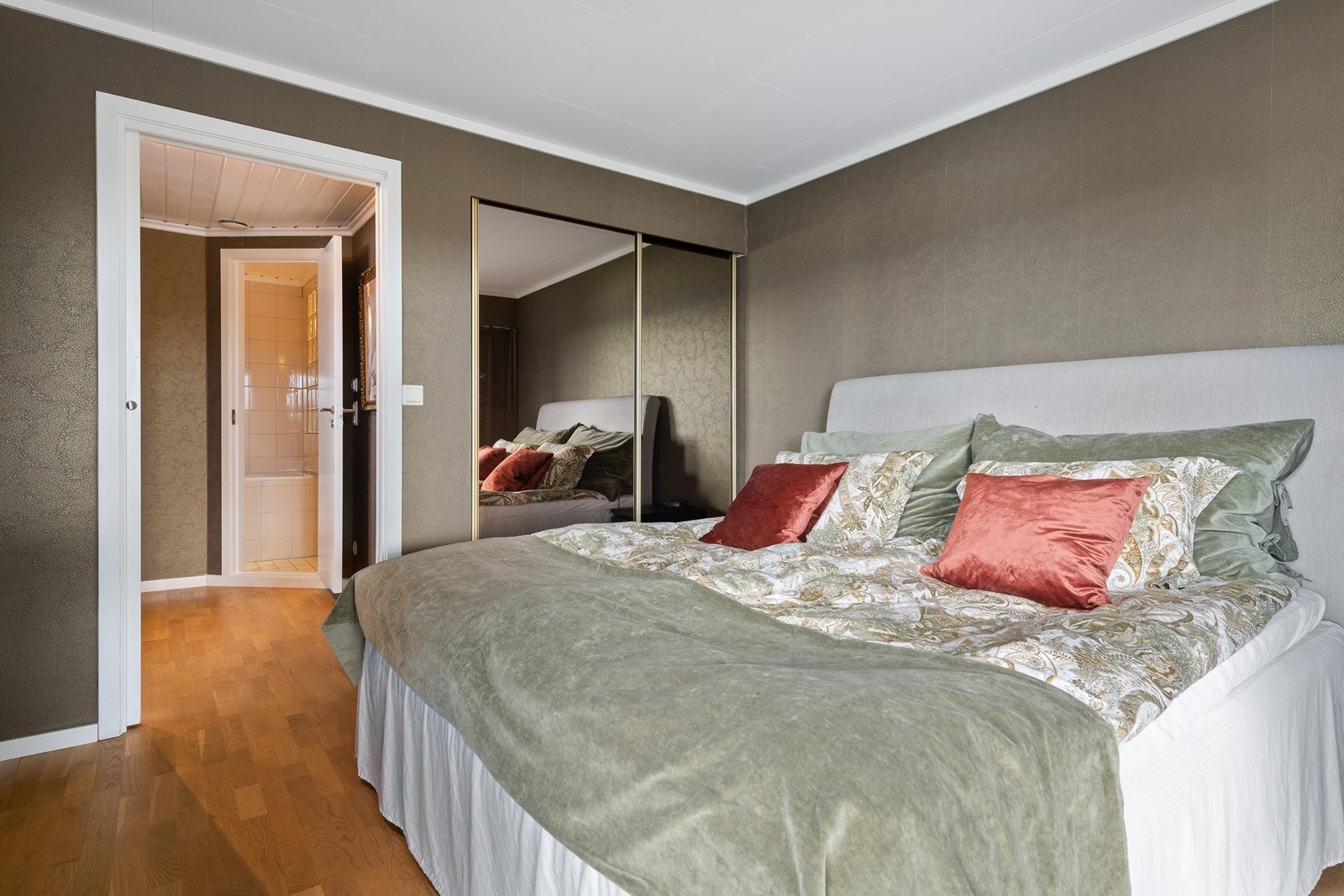 Hovedsoverommet er i 1. etasje. Fra hovedsoverommet er det inngang til egen garderobe og bad Galleribilde