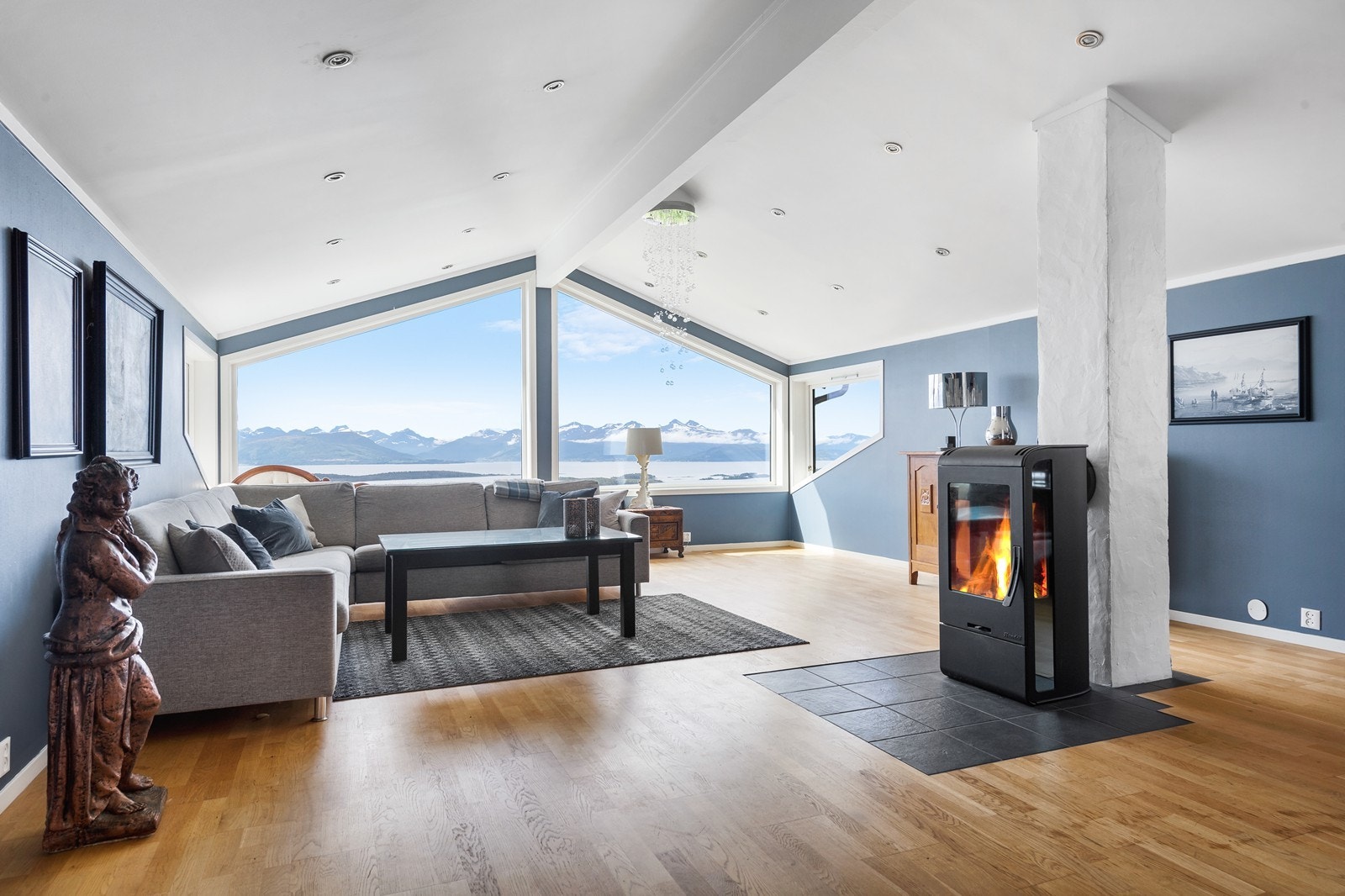 Romslig loftstue med god takhøyde. Galleribilde