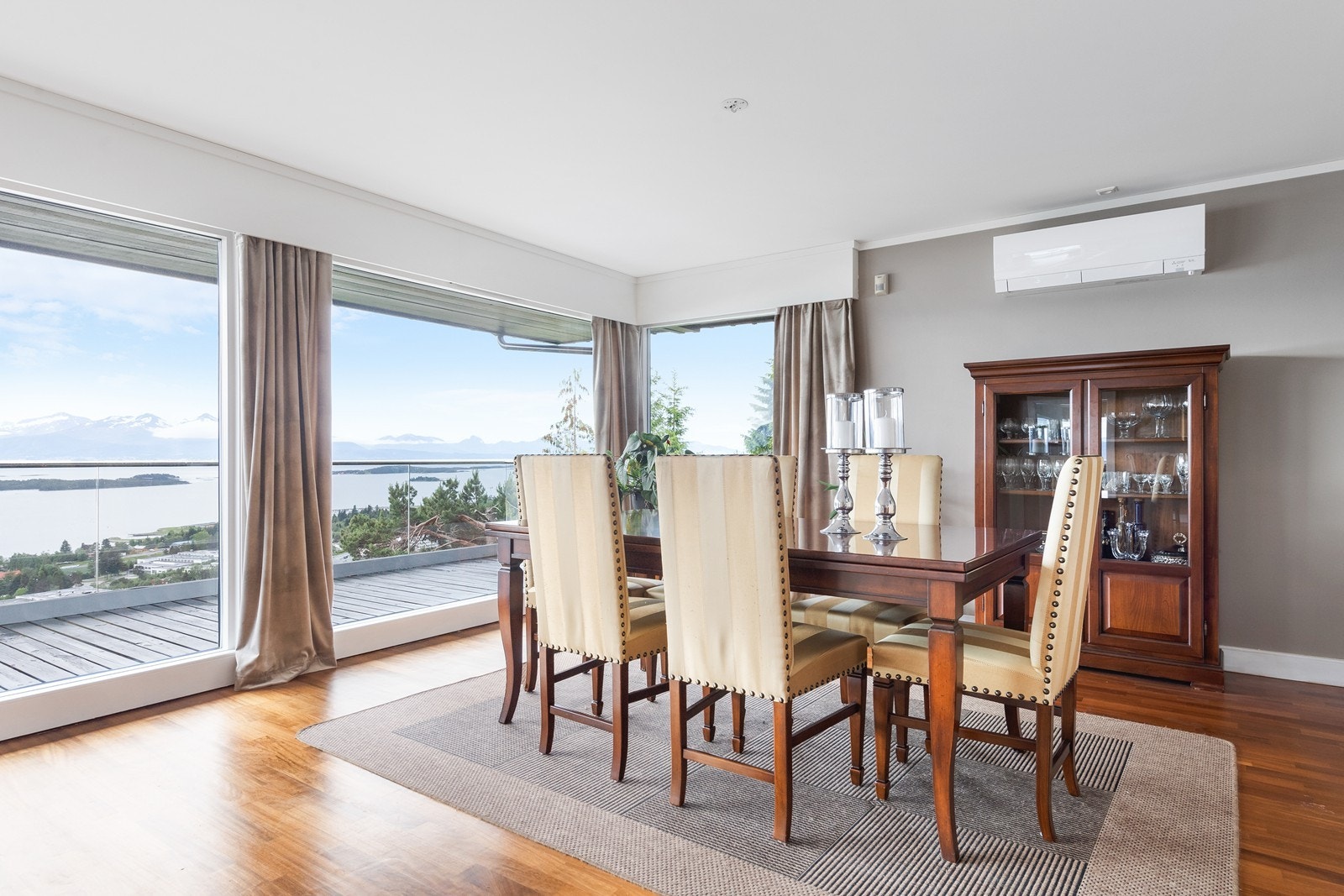 Spisestue med mulighet for å samle familie og venner for å nyte både god mat og nydelig utsikt! Galleribilde