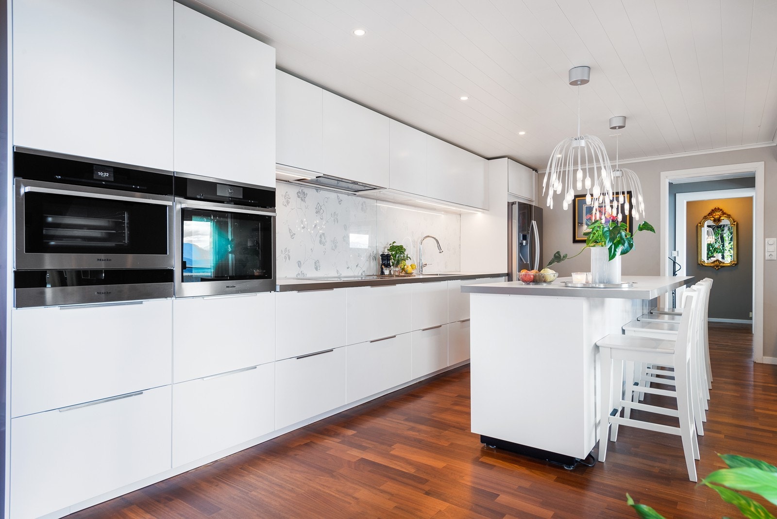 Kjøkkenet har en frittstående kjøkkenøy med ekstra oppbevaringsplass og sitteplasser. Galleribilde