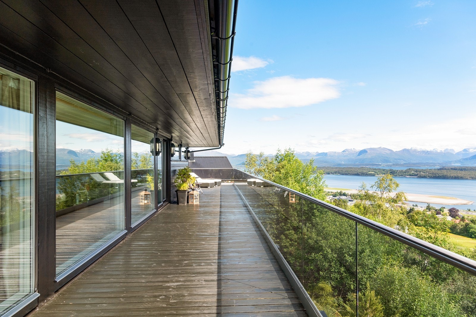 Verandaen strekker seg langs hele boligen. Galleribilde