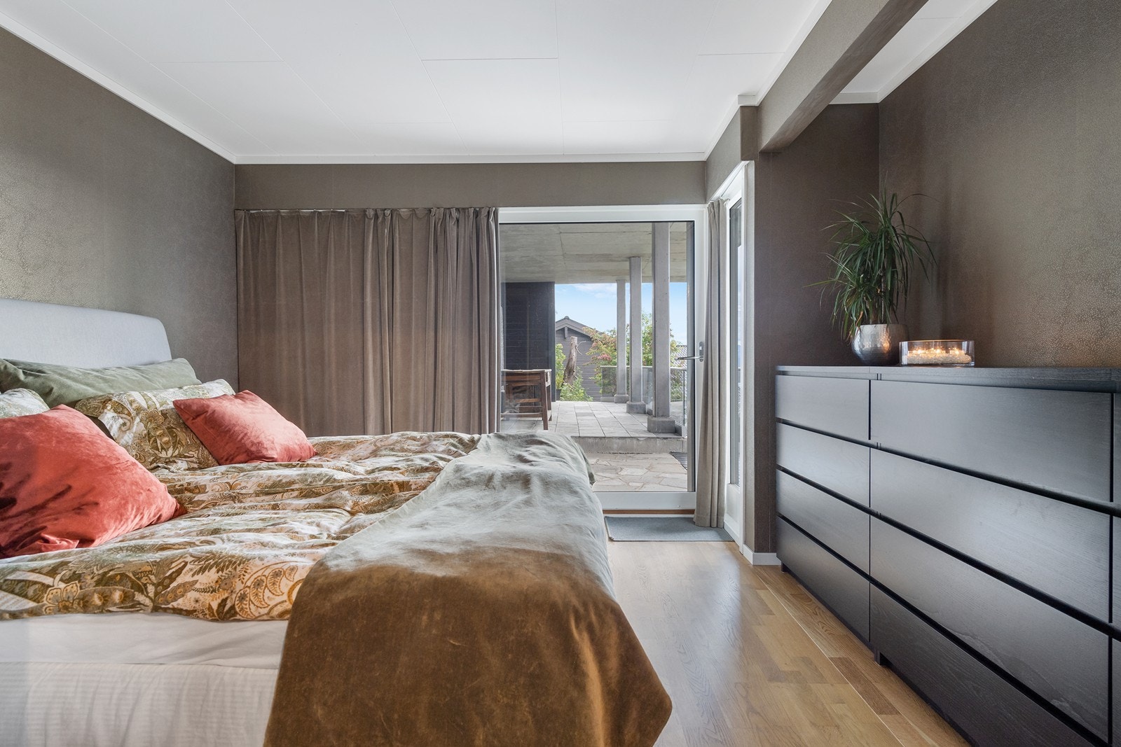 Soverom har utgang til terrasse. Galleribilde