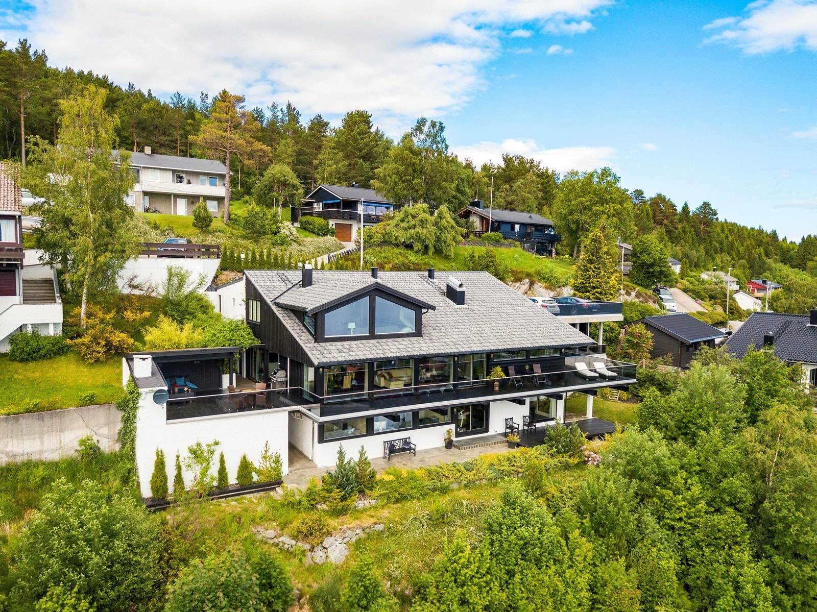 Eiendommen har særdeles flotte uteområder. Galleribilde